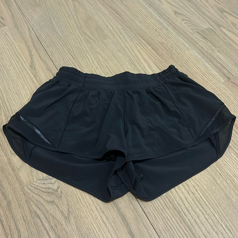 Lululemon hotty hot 2.5 inch shorts black